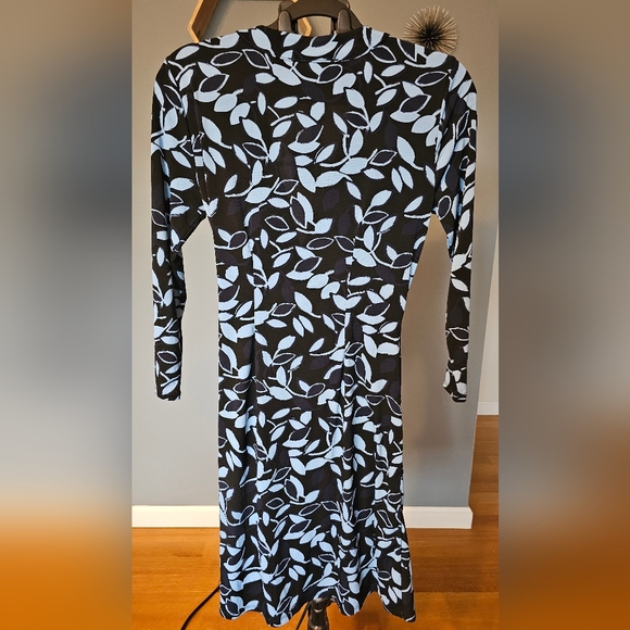 BCBGMAX DRESS, Small, Navy, and light blue. - Picture 2 of 4